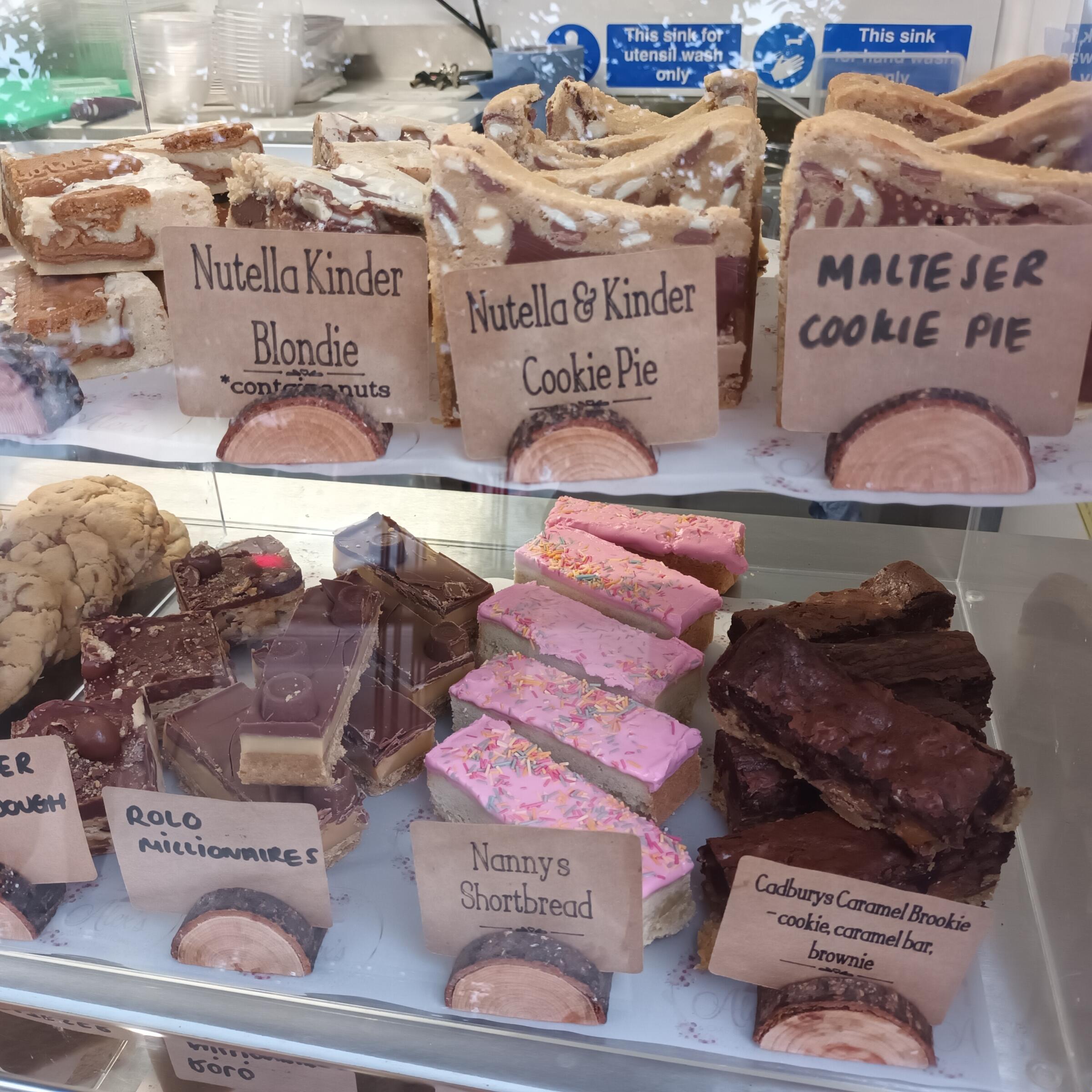 sliced cakes and sweet goods